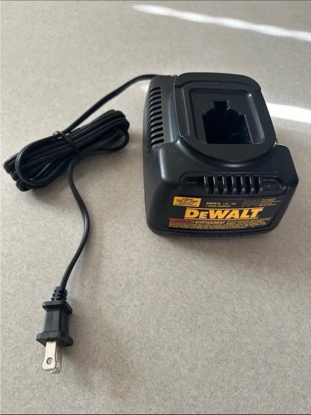 Dewalt Genuine OEM DW9116 7.2-18V Volt 1 Hour Battery Charger Ni-Cd Free Shippin